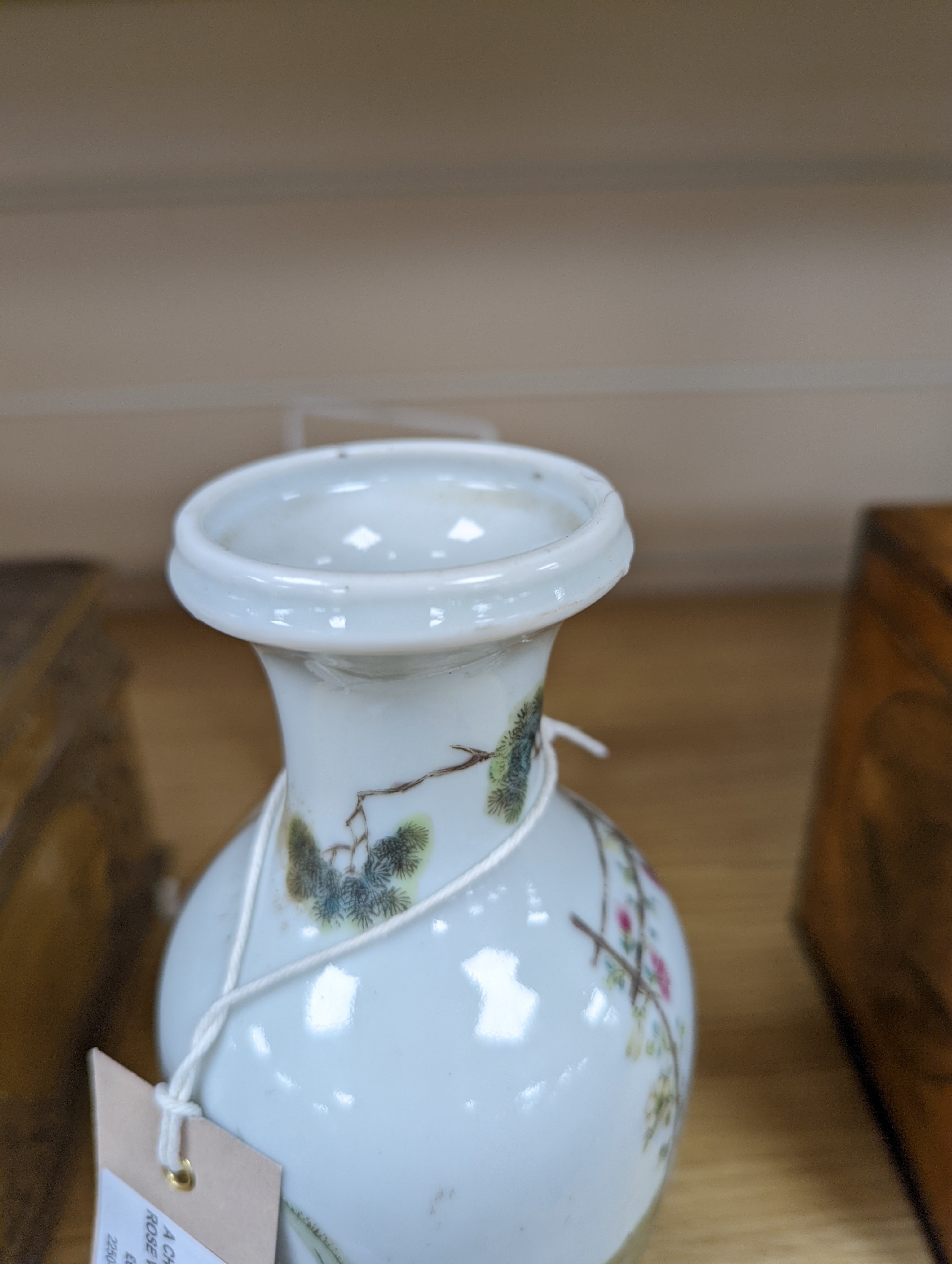 A Chinese famille rose vase, late Qing/ Republic, 20cm